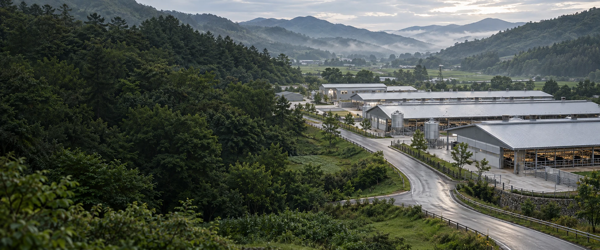 산과 녹지 사이 축산 시설과 진입로를 표현한 AI 생성 현장 콘셉트 이미지